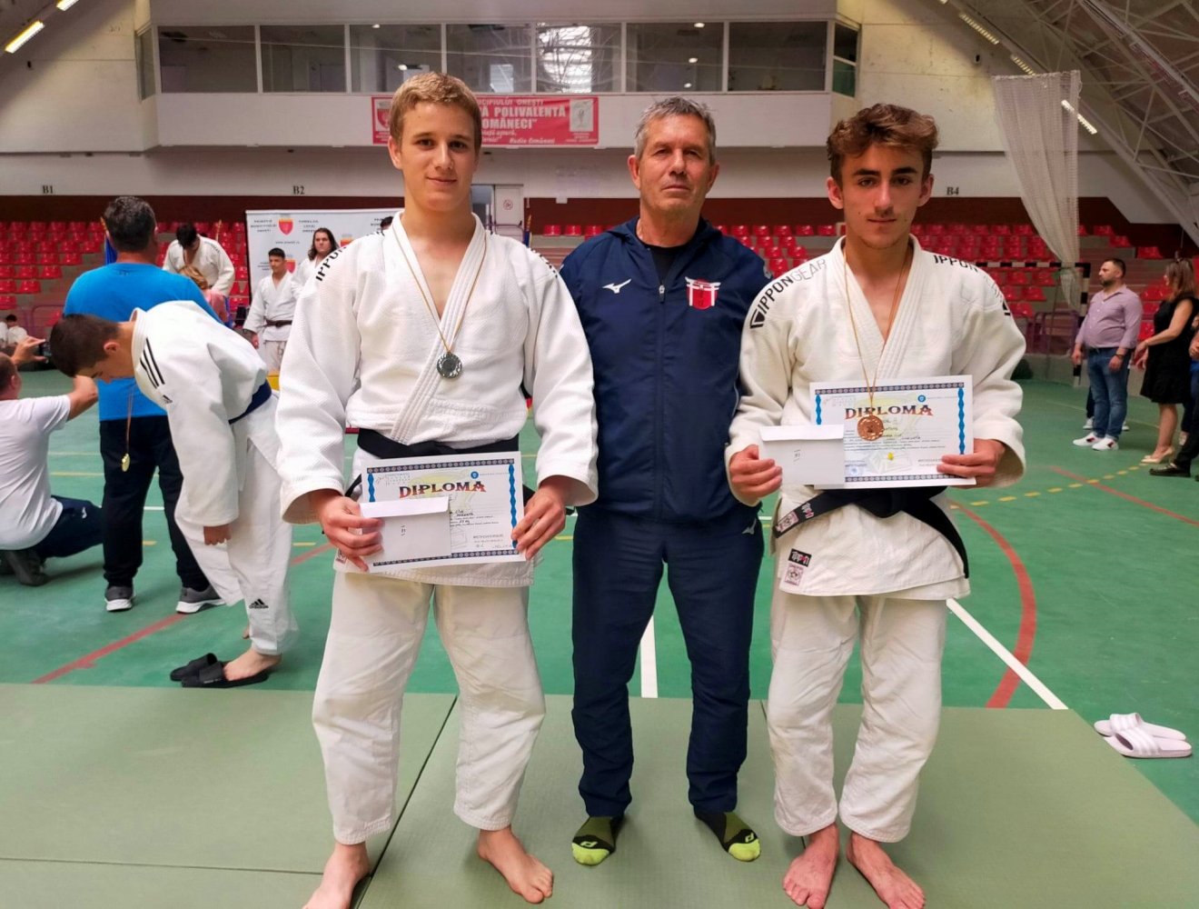 Dániel Albert edző és két érmes tanítványa •  Fotó: Forrás: Mártonfi Judo