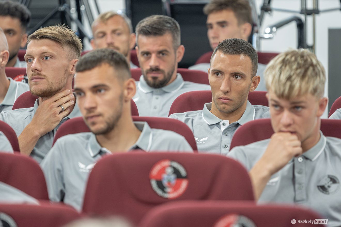 Magyar Szilárd (jobbról a második) •  Fotó: Pinti Attila