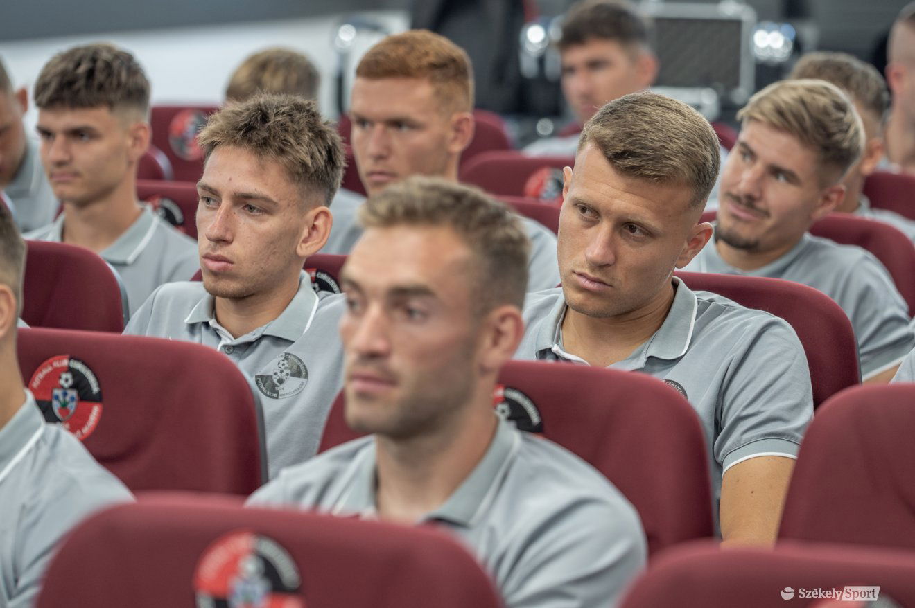 Csürös Attila (elől, középen) 7 éves kora óta az FK Csíkszereda játékosa. Mögötte Szondi Botond és Jelena Richárd •  Fotó: Pinti Attila