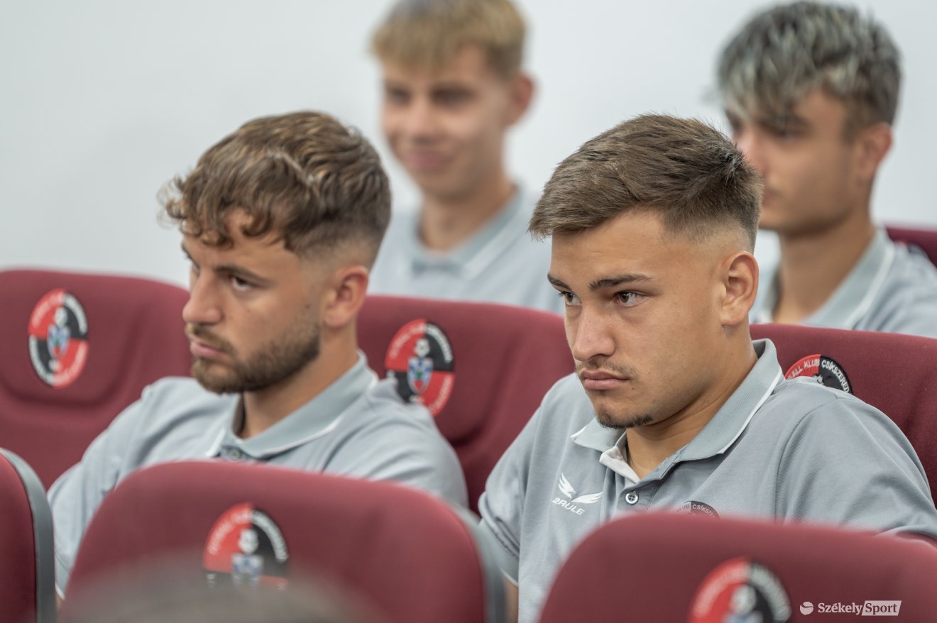 Gyenge Szilárd kapus (jobbról), az FK Csíkszereda egyik erőssége •  Fotó: Pinti Attila