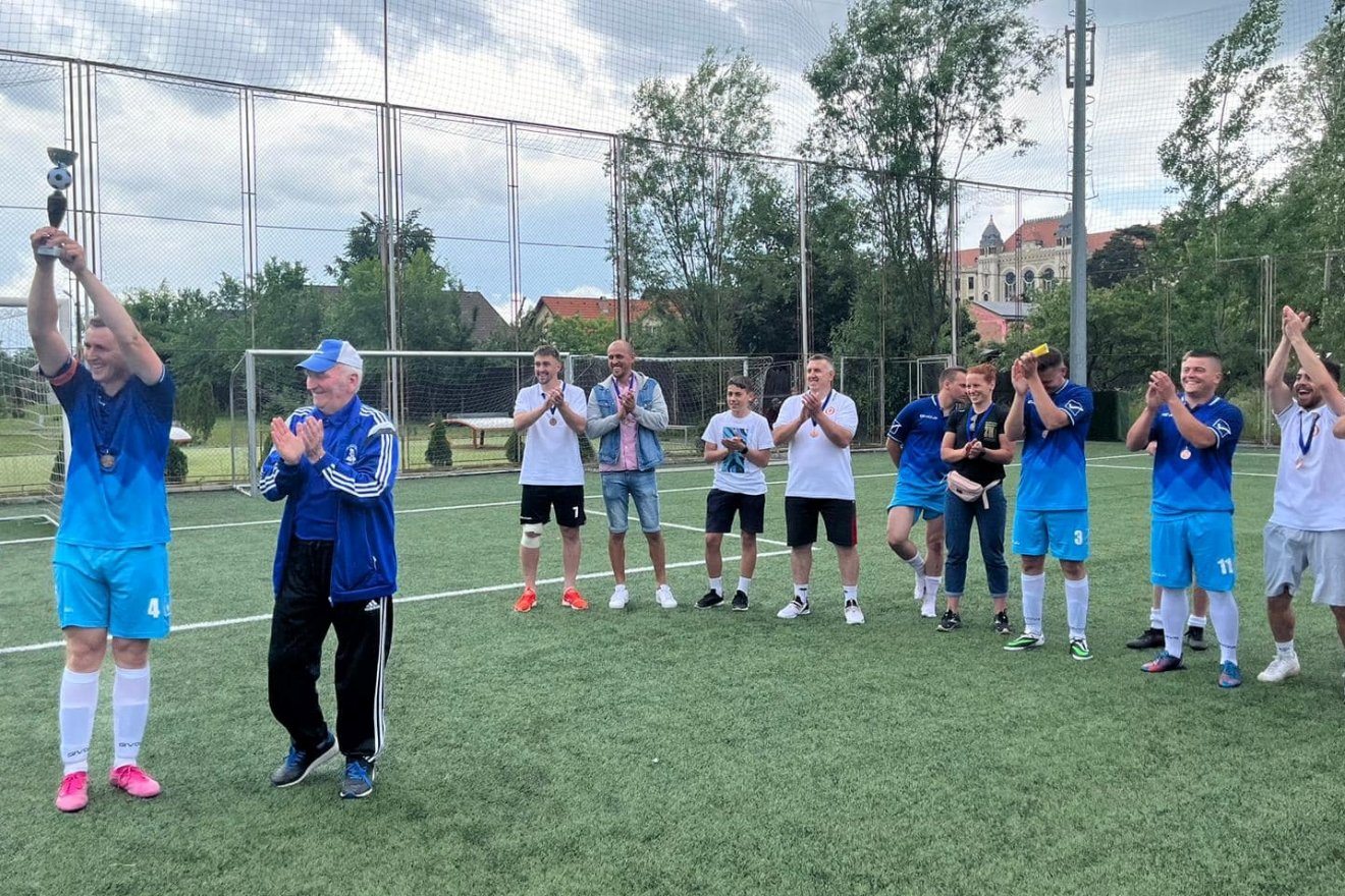 A kászoniak Kecseti Páltól, a Hargita Megyei Labdarúgó Egyesület képviselőjétől vehették át a serleget •  Fotó: facebook/ Kászonaltízi SE