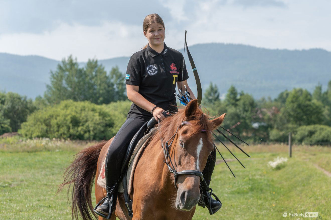 Csiszér Ivett, a legeredményesebb székelyföldi lovasíjász •  Fotó: Pinti Attila