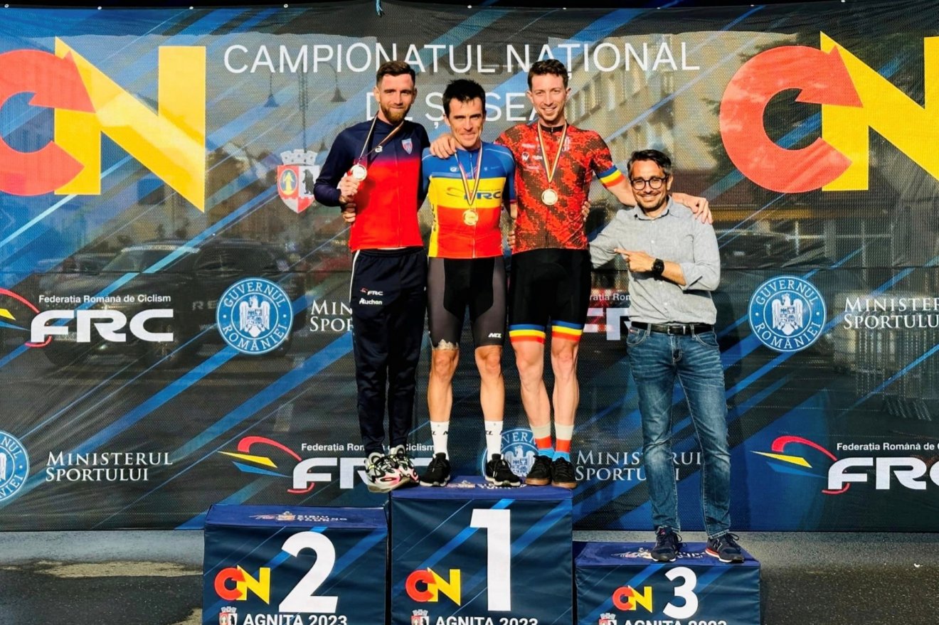 Az Elite-kategória dobogósai. Középen a bajnok Szergej Cvetkov •  Fotó: Román Kerékpáros-szövetség (FRC)