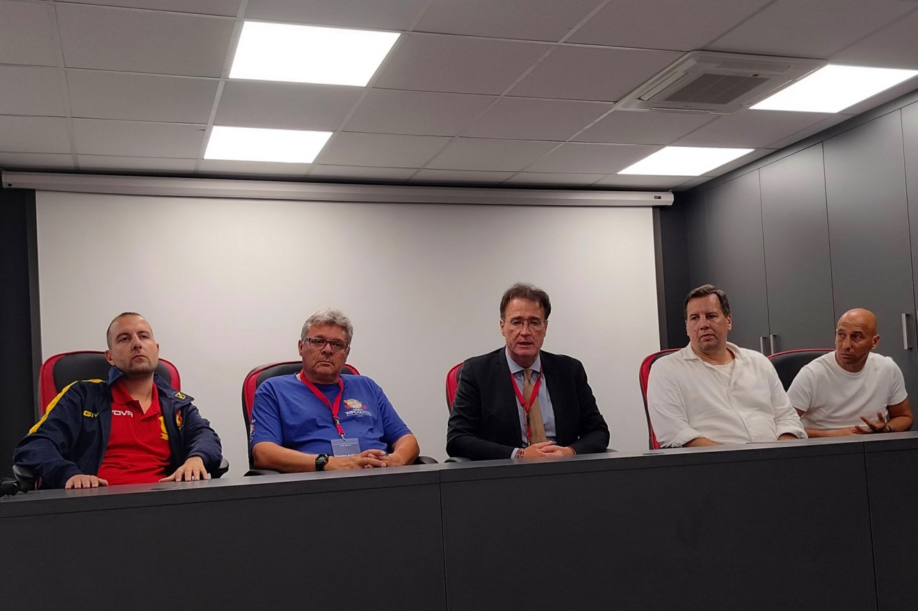 CONIFA vb-selejtező utáni sajtótájékoztató. Jobb szélen Ilyés Róbert, mellette Wenczel Kristóf, középen és bal szélen Két Szicília Királyságának a  stábja •  Fotó: Dobos László