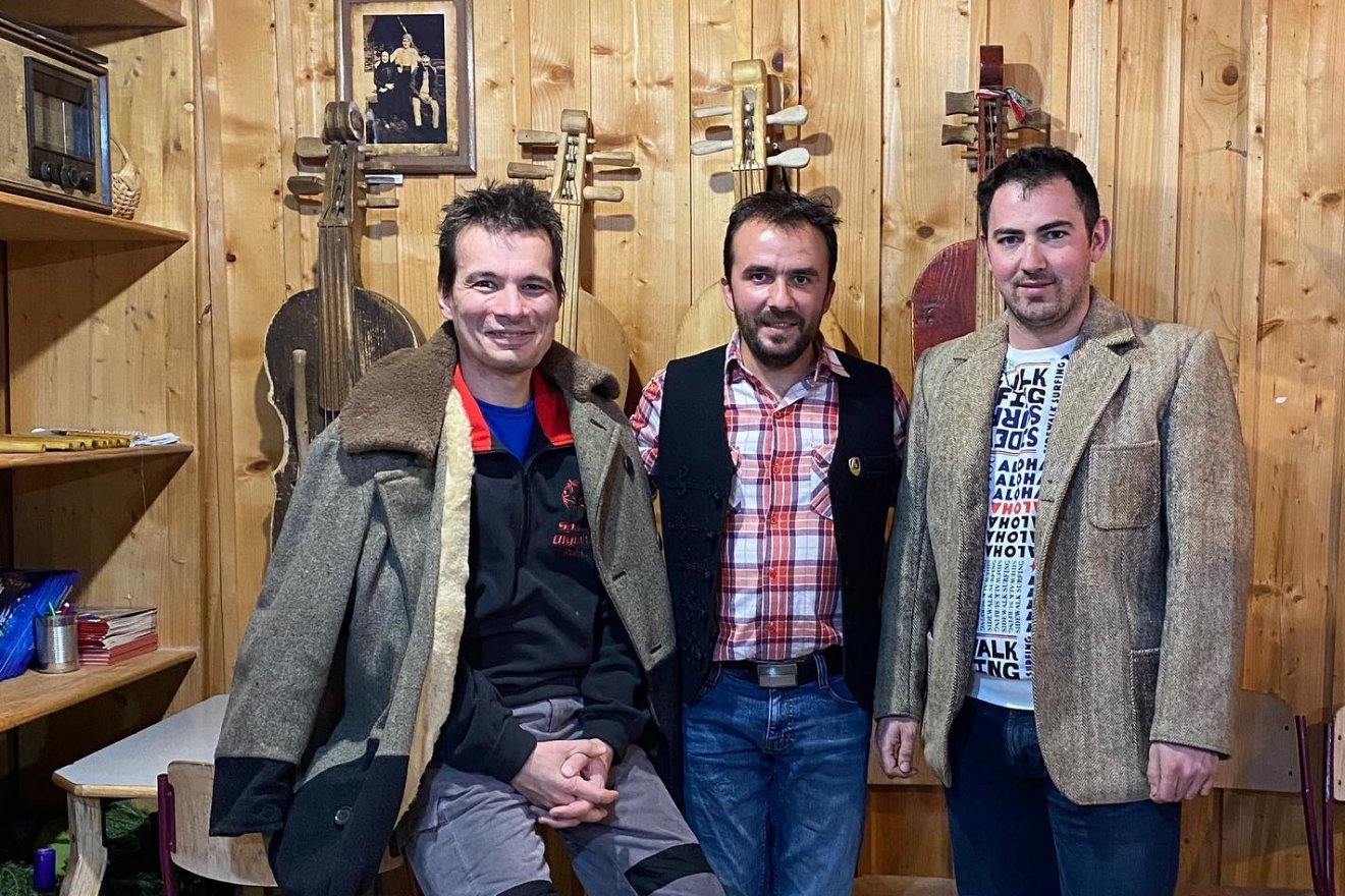 Alexandru Tomescu (balról) a Gyimesekben, Vaszi Levente (középen) és Pál Damian társaságában •  Fotó: Forrás: Pál Damján