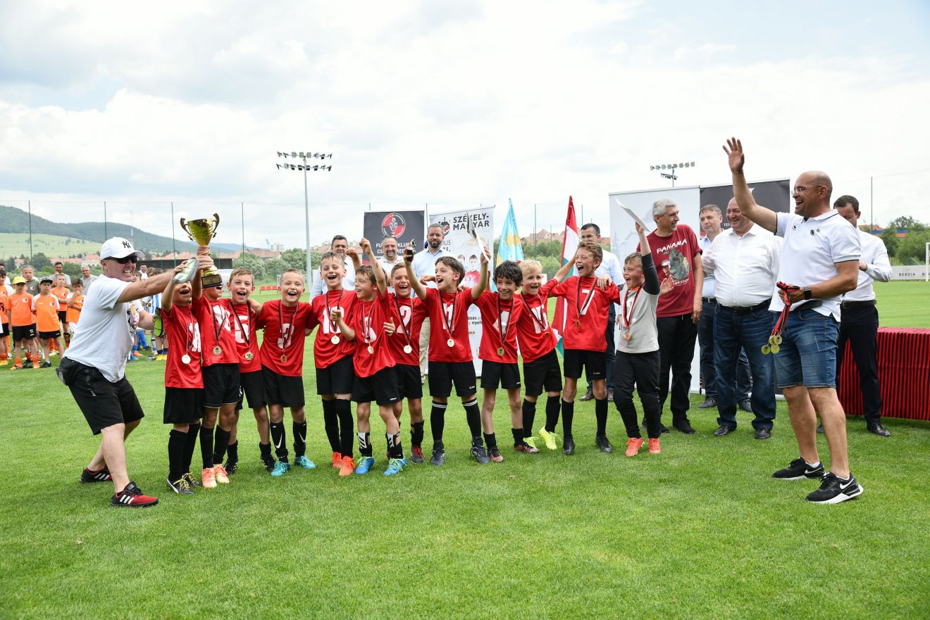 Az U9-es korosztályban győztes FK Csíkszereda és a Lokálpatrióták vezére, Tamás László „Egér” (balról) •  Fotó: FK Csíkszereda/Pál Zoltán