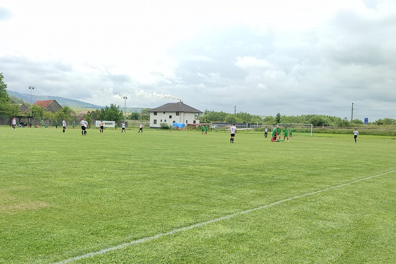 Kiváló gyepszőnyegű futballpálya várja a csapatokat Csíkszentdomokoson •  Fotó: Csíkszentdomokosi SK