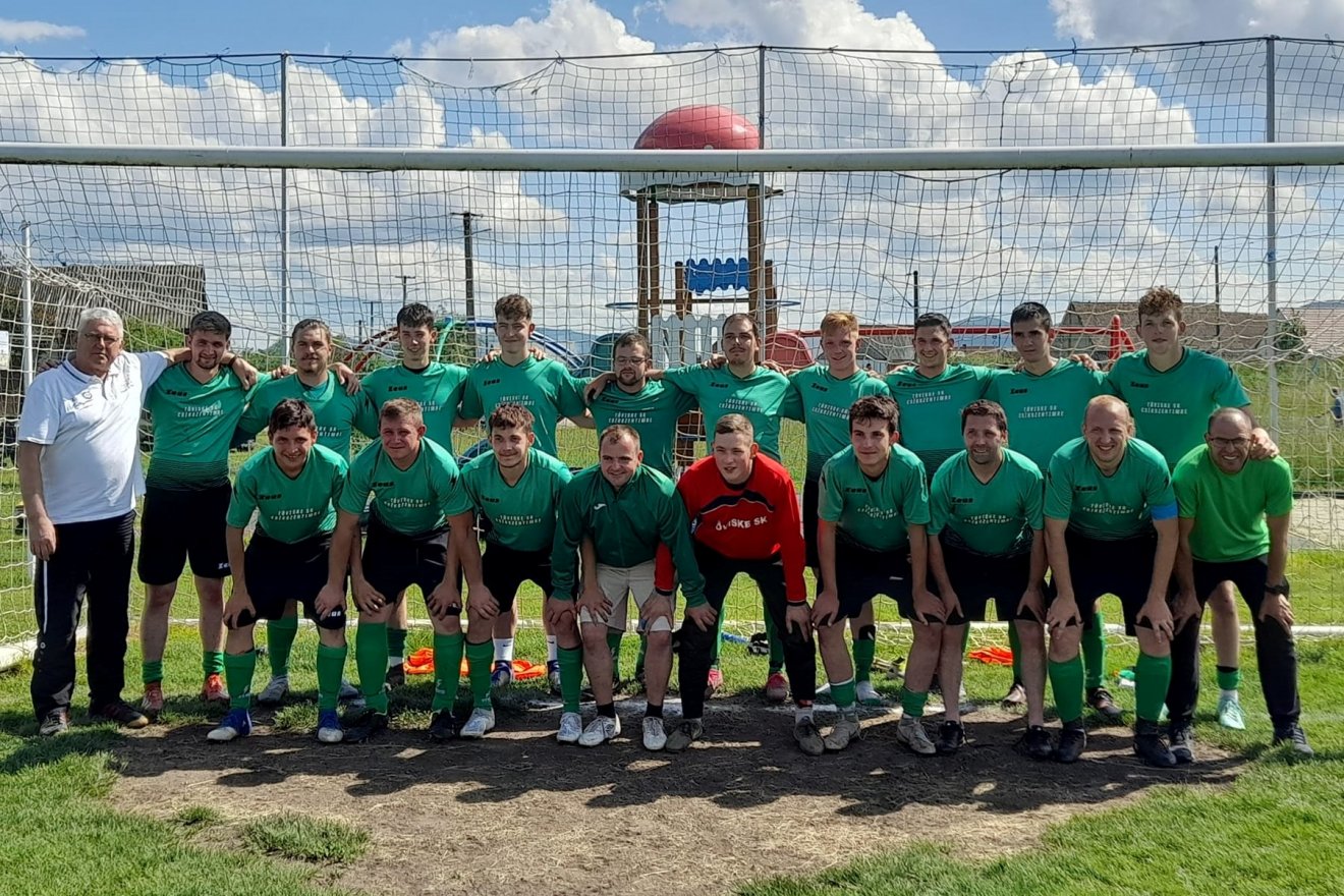 Csíkszentimre futballcsapata. balról Tamás Attila edző •  Fotó: Forrás: Csíkszentimrei Töviske