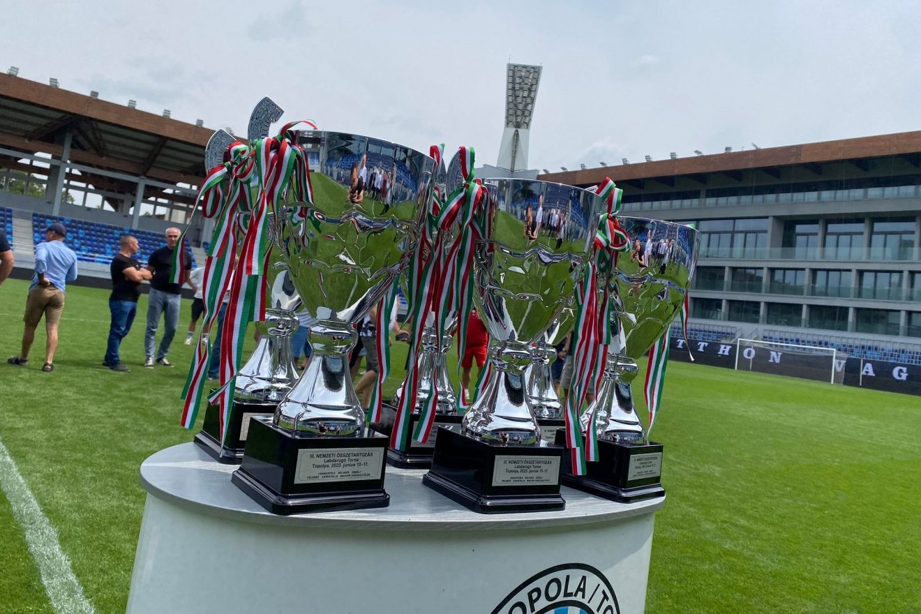 A 3. Nemzeti Összetartozás Labdarúgó Torna serlegei •  Fotó: Forrás: Zamă-Orbán Róbert