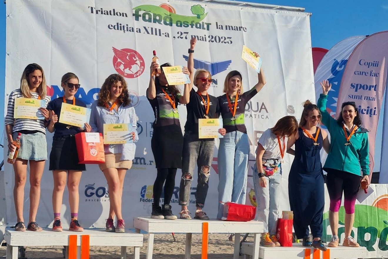 Jakab-Benke Hajnalka a dobogó legmagasabb fokán (középen) •  Fotó: Forrás: Jakab-Benke Hajnalka