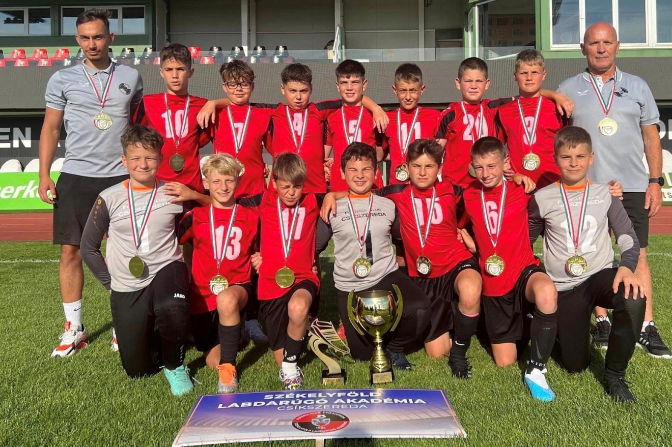 Az FK Cs1íkszereda U12-es korosztályú csapata. A felső sorban balról Méhes Endre, jobbról pedig Incze Tibor vezetőedző •  Fotó: Forrás: FK Csíkszereda