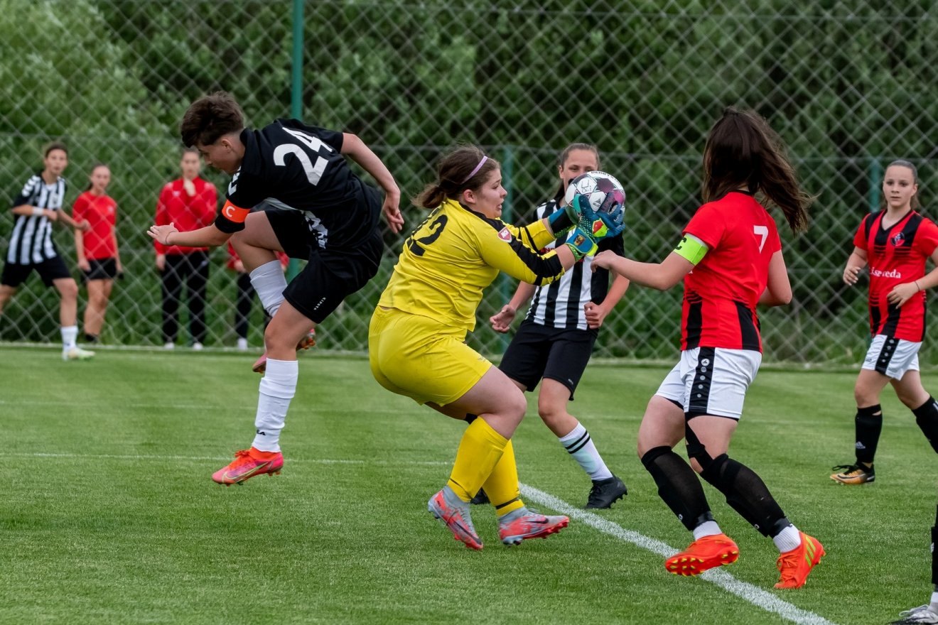 Bănceanu Emese, a csíkiak kapusa számos kolozsvári gólhelyzetet semlegesített •  Fotó: FK Csíkszereda