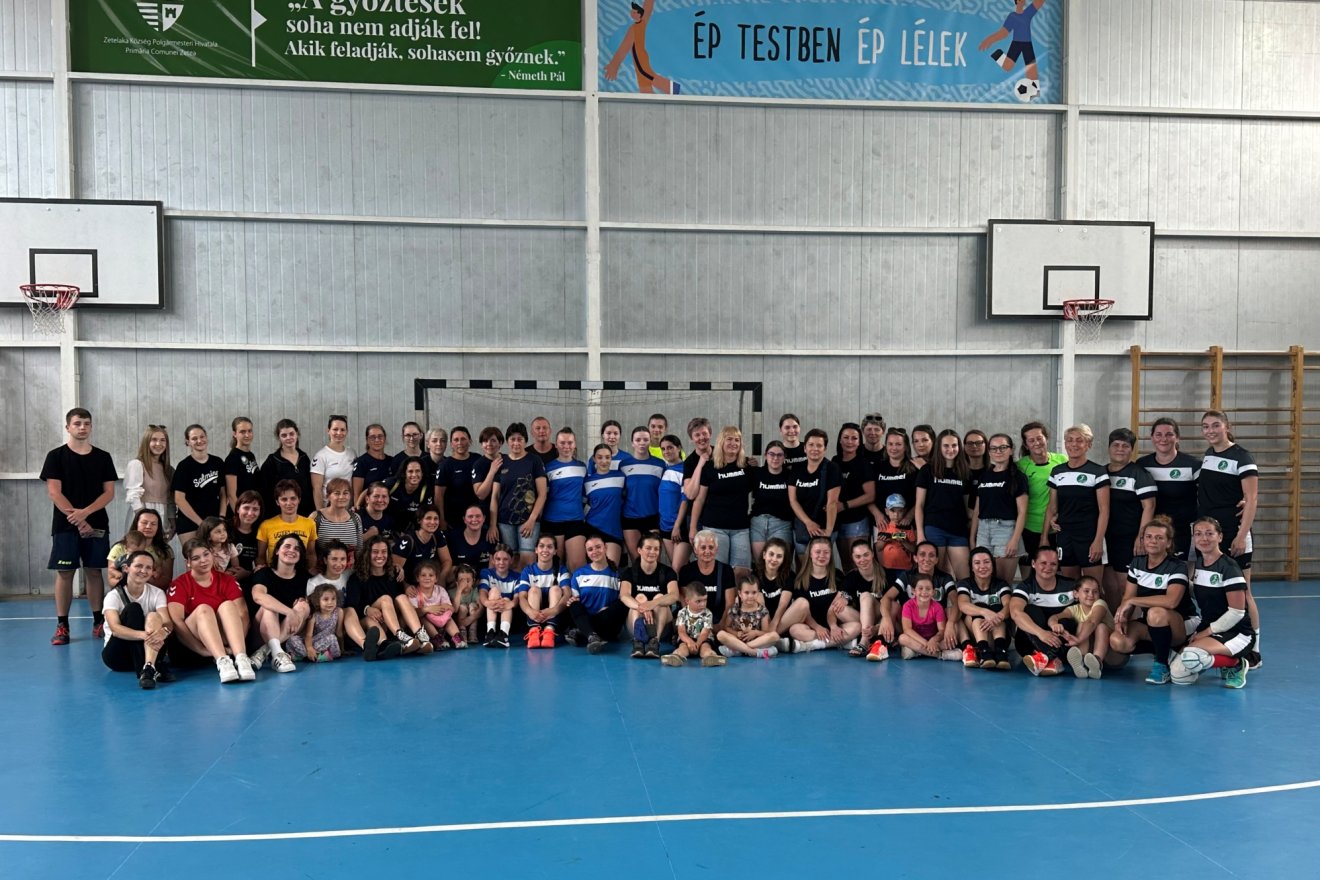 Az öt résztvevő csapat közös fotója •  Fotó: Halmágyi Zsolt