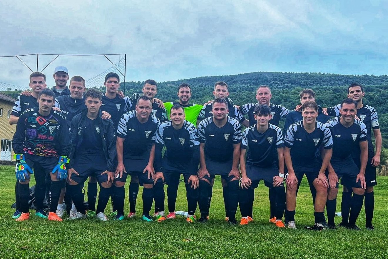 A megfiatalított balánbányai futballcsapat Zetelakán •  Fotó: Daniel Sion