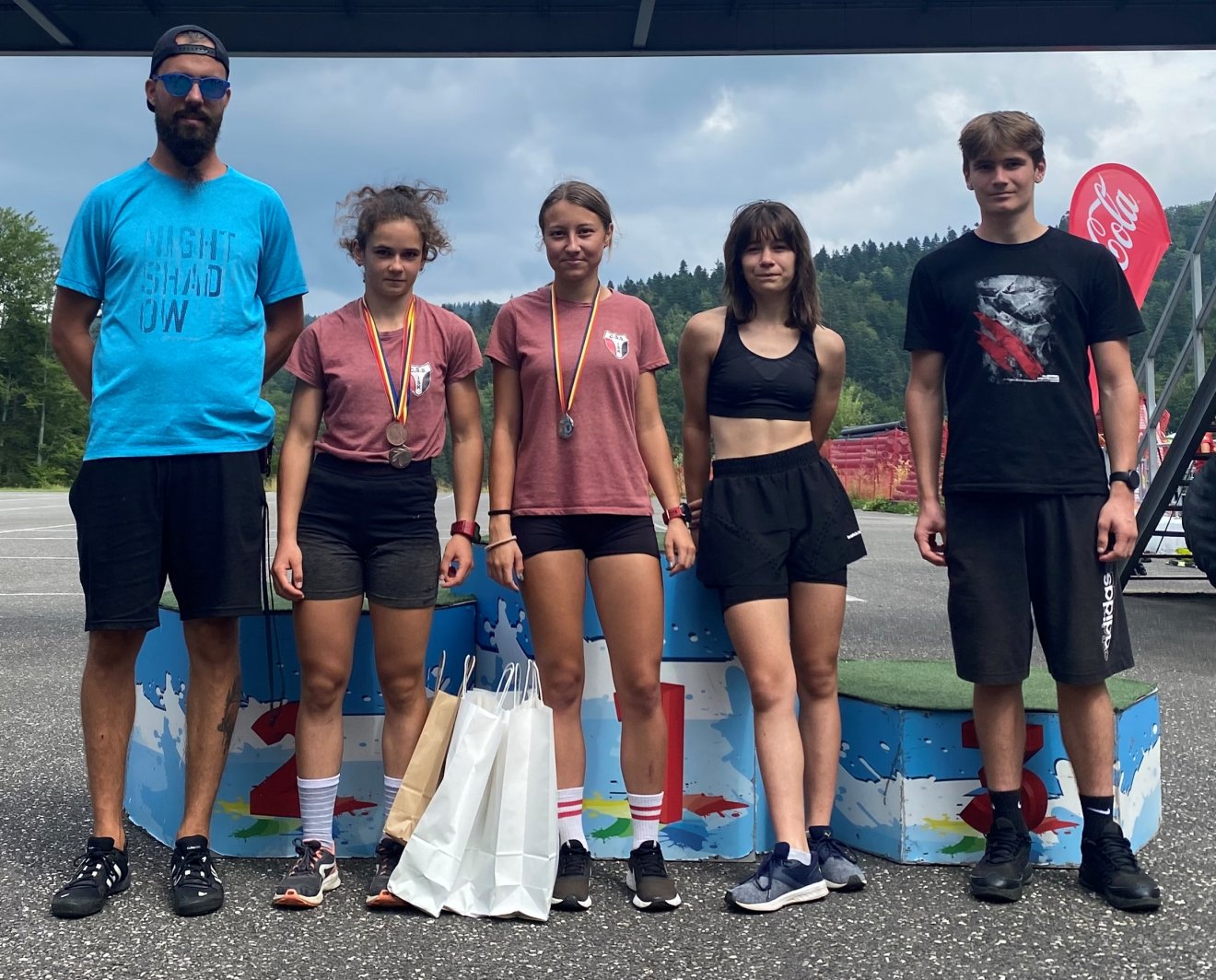 Balról jobbra: Márton Szilárd edző, Kelemen Szidónia, Becze Eszter, Kurkó Janka Dóra és Udvari Hunor •  Fotó: Márton Szilárd