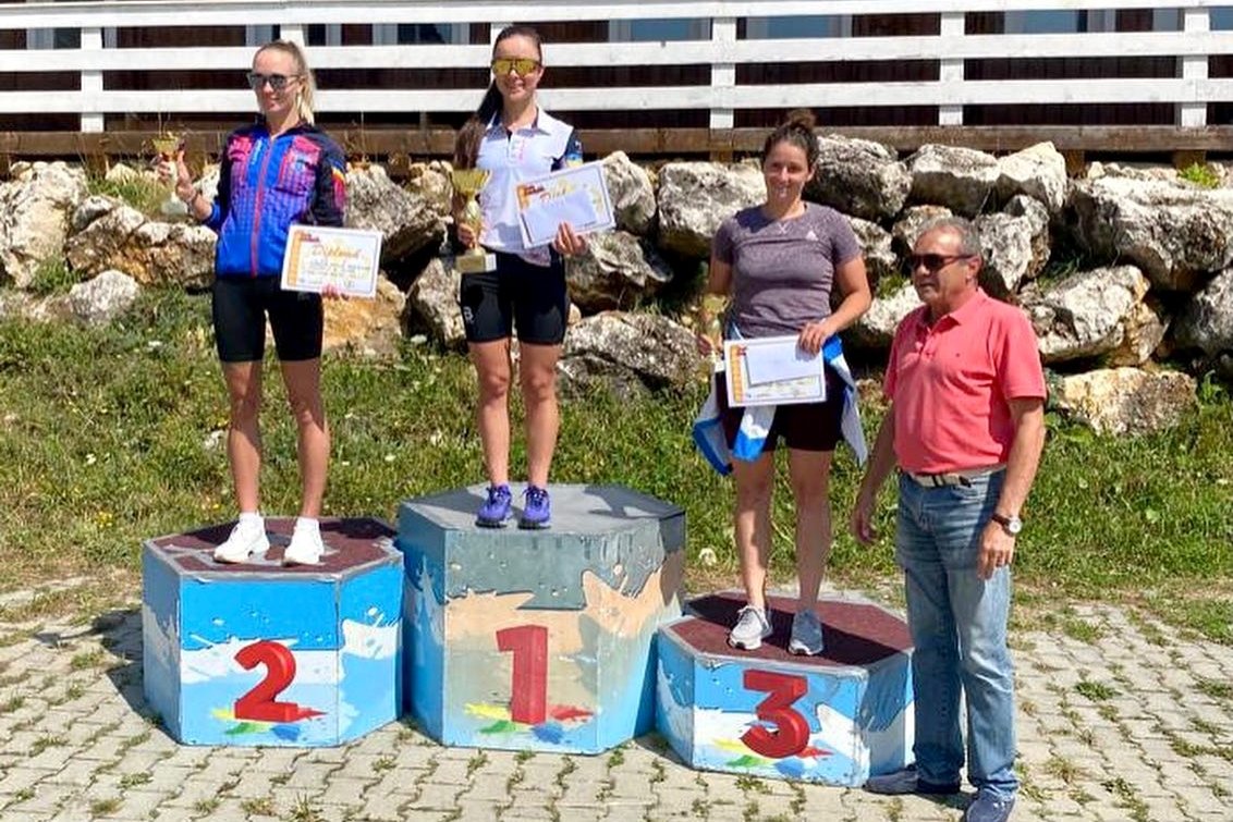 Ónodi-Márton Enikő a dobogó harmadik fokán. Mellette Puiu Gaspar, a Román Sí- és Biatlon-szövetség főtitkára •  Fotó: Márton Enikő