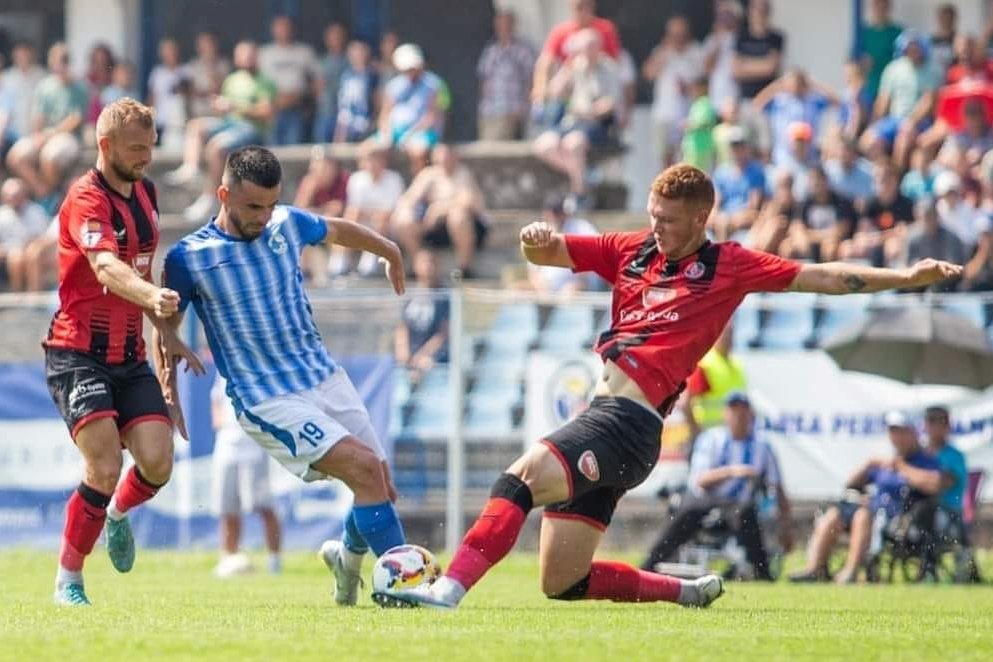 Az FK Csíkszereda (piros-fekete mezben) többek között a Corvinult sújtó tiltásnak köszönhetően játszhat osztályozót •  Fotó: Vajdahunyadi Corvinul