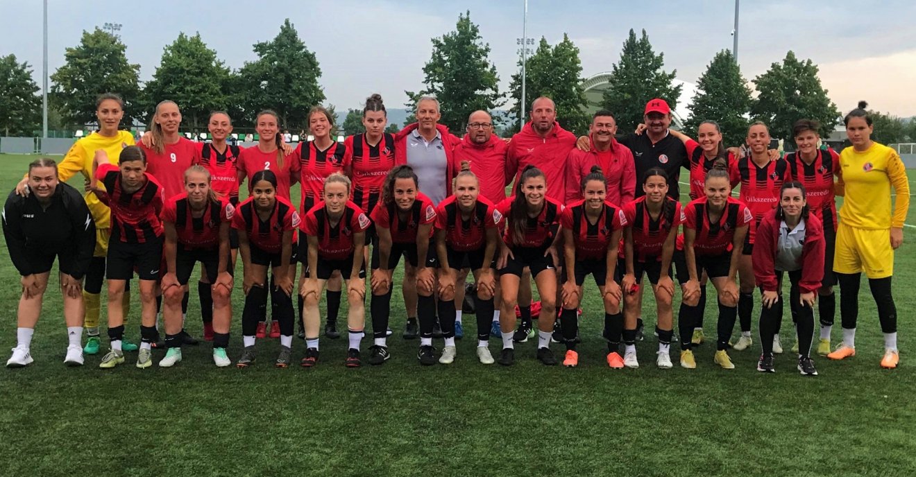 Az FK Csíkszereda női futballcsapatának kerete és stábja a Budaörs elleni mérkőzésen •  Fotó: FK Csíkszereda