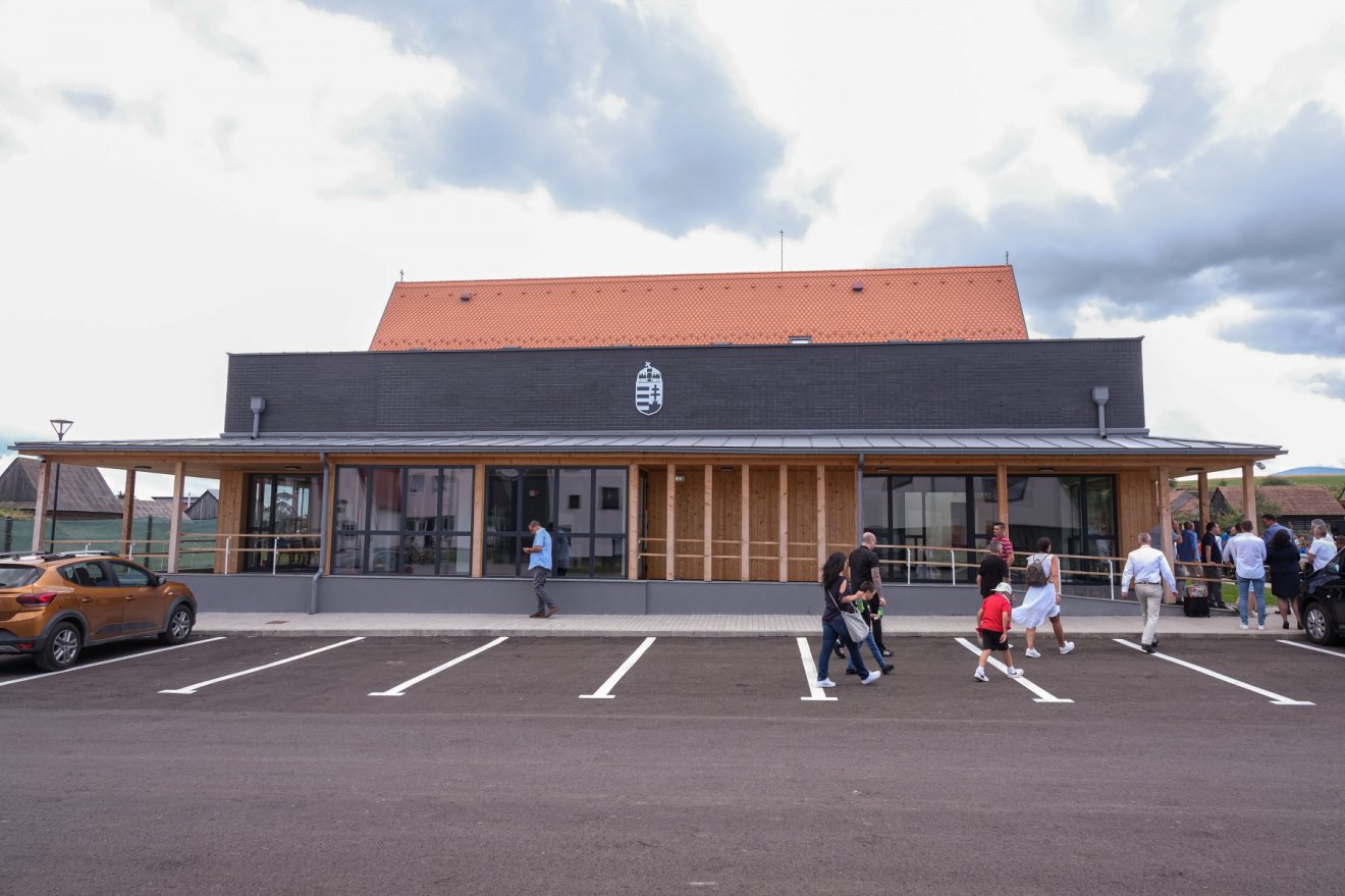 A kollégium oldalsó része •  Fotó: MTI/Veres Nándor