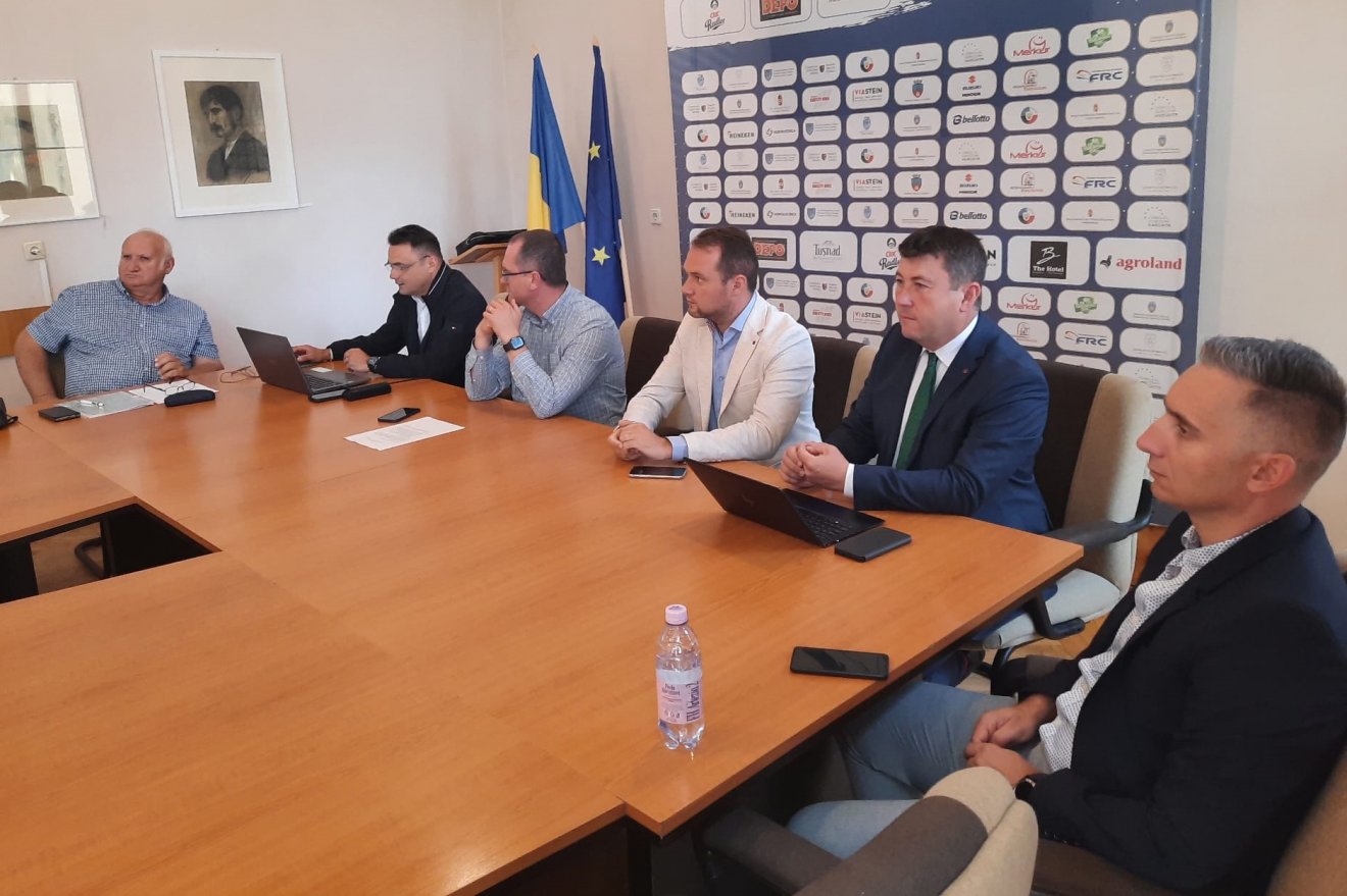 Balról jobbra: csíki András, Lukács László, Korodi Attila, Jakab Barna, Borboly Csaba és Mester Zoltán •  Fotó: Csíkszereda Polgármesteri Hivatala