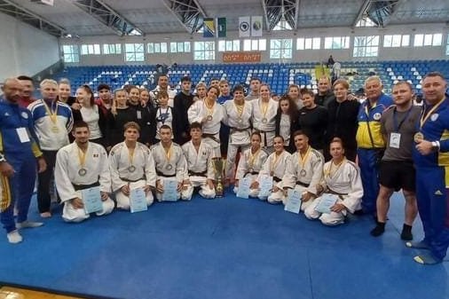 A romániai küldöttség közös fotója az ifjúsági Balkán-bajnokság után •  Fotó: Márton Benedek