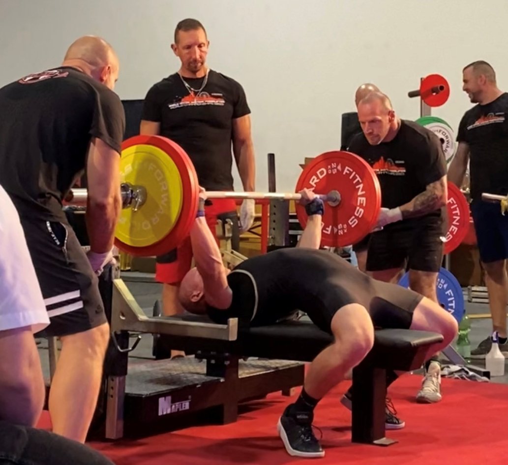 Mandel Tamás fekvenyomás közben •  Fotó: Mandel Tamás