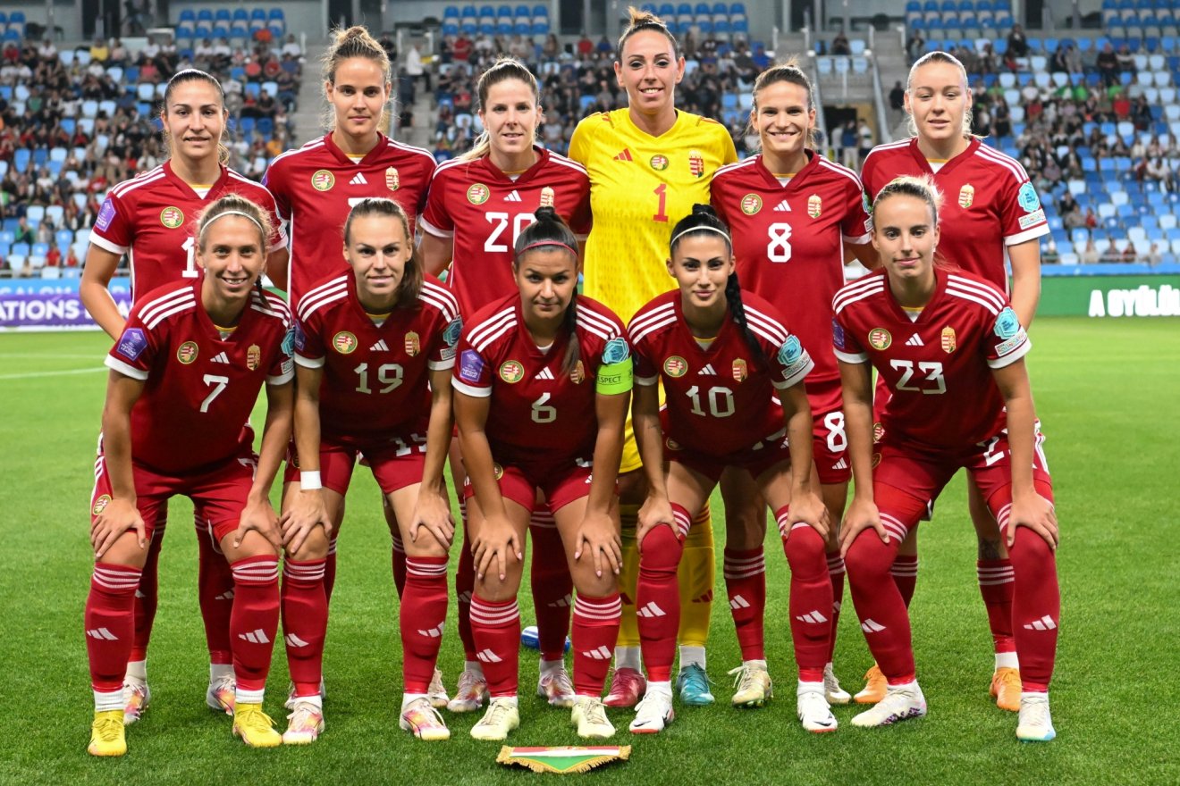 A magyar válogatott kezdő játékosai a Magyarország–Írország mérkőzés kezdete előtt az Új Hidegkuti Nándor Stadionban •  Fotó: MTI/Illyés Tibor