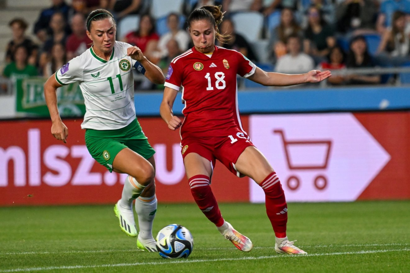 Az ír Katie McCabe (b) és Kovács Laura a Magyarország–Írország mérkőzésen az Új Hidegkuti Nándor Stadionban •  Fotó: MTI/Illyés Tibor