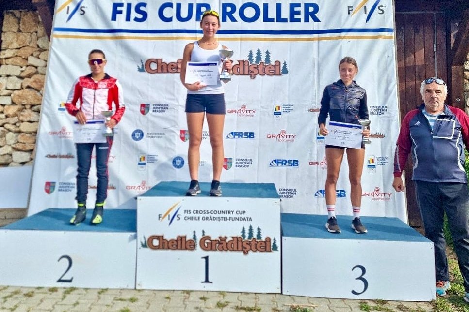 Az 5 km-es szabad stílusú versenyszámot a magyar színekben induló Bere Larissza Vanda nyerte, Becze Eszter pedig harmadik lett. Jobbról Márton Simon, a Csíkszeredai ISK tanár-edzője •  Fotó: Román Sí- és Biatlon-szövetség (FRSB)