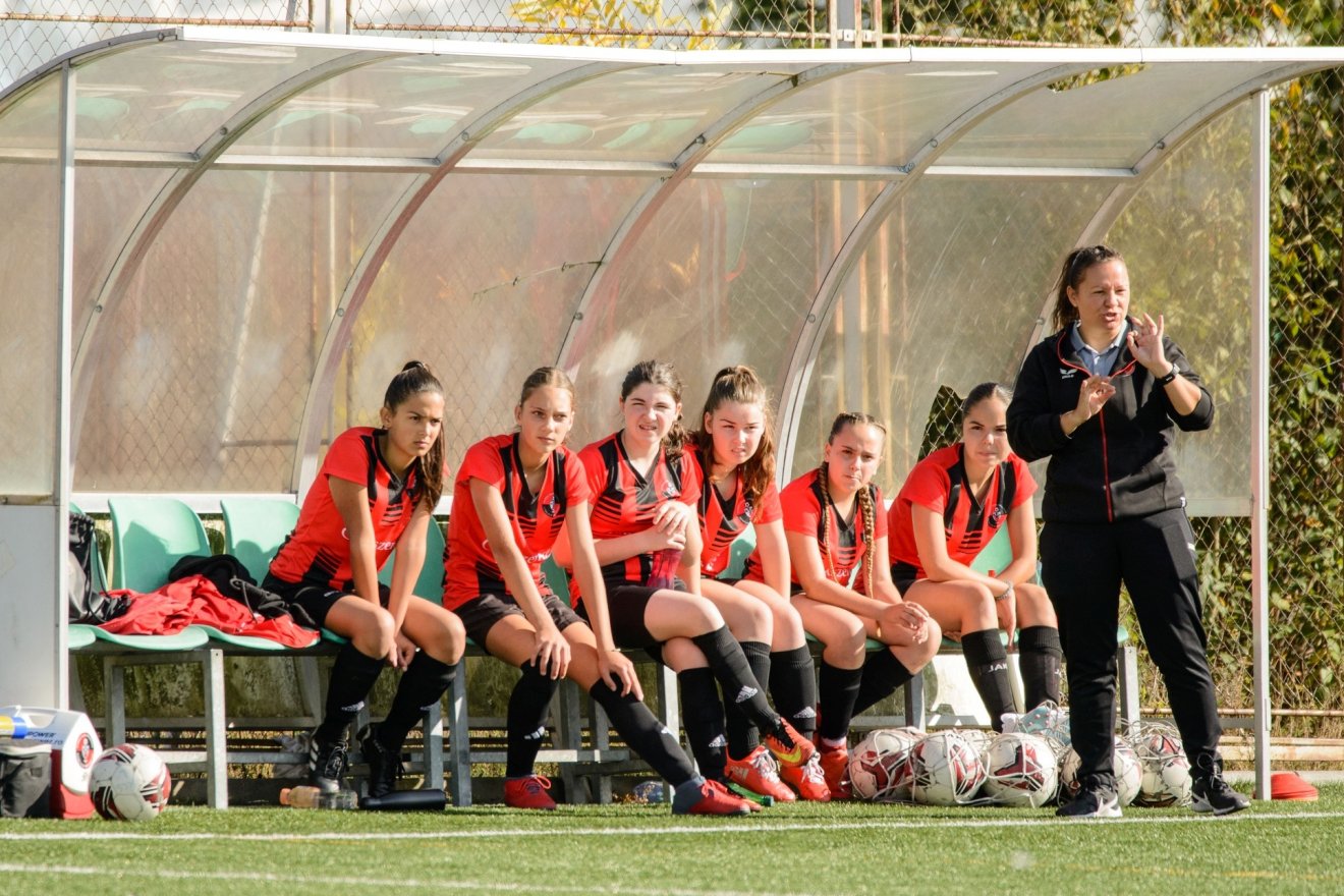 Portik Helga edzőnő és a cserejátékosok •  Fotó: FK Csíkszereda