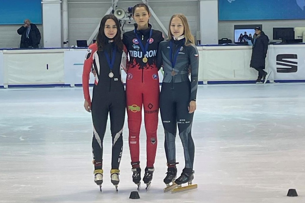 Barta Nóra (balról), a legjobban jegyzett romániai rövidpályás gyorskorcsolyázó. Első helyezett a szlovák Lea Popovicová lett, harmadik pedig a cseh Eva Blahova •  Fotó: Csíkszeredai ISK