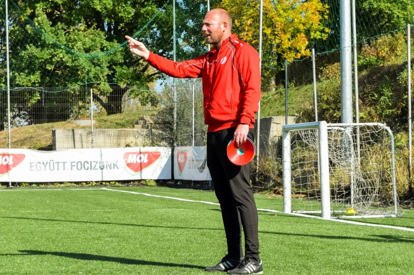 Edzés az FK Csíkszereda női csapatánál. Kollár Péter vezetőedző szerint minden meccsen nagyon fontos a taktikai fegyelem •  Fotó: FK Csíkszereda/Farkas Endre