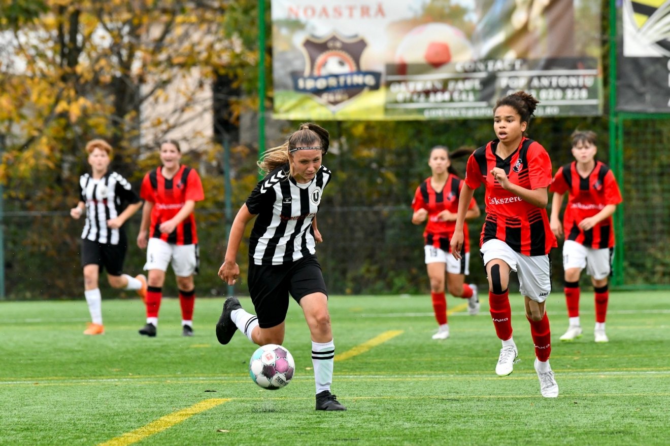 Jelenet a  Kolozsvári U Olimpia–FK Csíkszereda mérkőzésről. Jobbról Annabelle Nombot •  Fotó: FK Csíkszereda