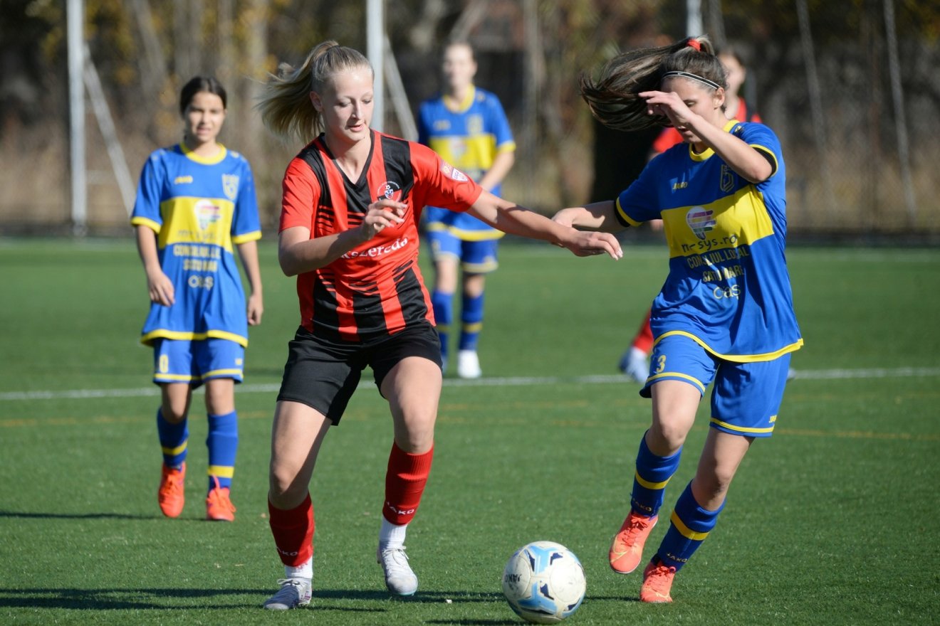 Jelenet az FK Csíkszereda–Szatmárnémeti Olimpia mérkőzésről. Középen a középcsatár, Eros Teodóra •  Fotó: FK Csíkszereda