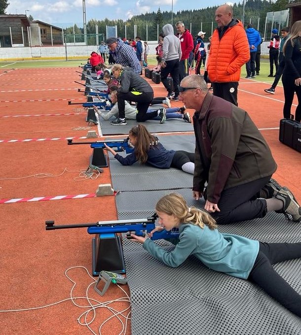 Ismerkedés a lézeres fegyverrel Hargitafürdőn •  Fotó: Román Sí- és Biatlon-szövetség (FRSB)