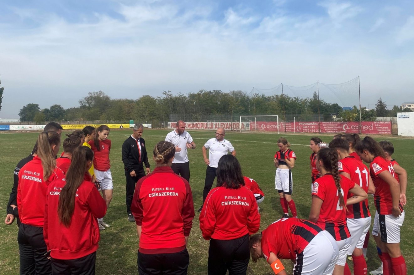Mérkőzés előtti megbeszélésen a székelyföldi csapat •  Fotó: Tímár Zsombor László/ FK Csíkszereda