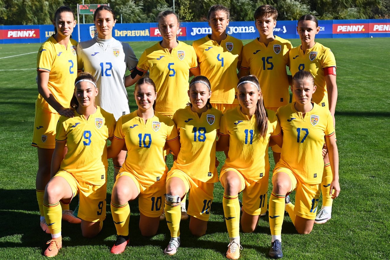 A romániai U19-es válogatott. A felső sorban balról a második Tankó Réka (12-es mezzel), az alsó sorban jobbról az első Horváth Anita (17-es) •  Fotó: Román Labdarúgó-szövetség (FRF)