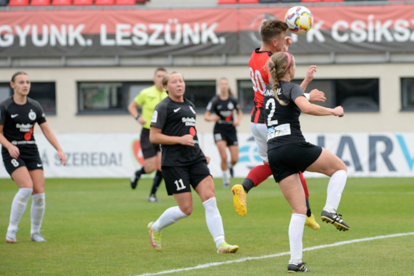 Herczeg Andrea (pirosban) kétszer találta el a kapufát •  Fotó: FK Csíkszereda