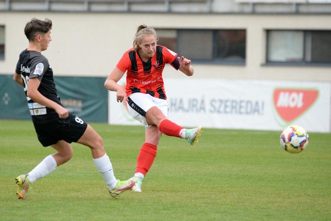 Antal Anita távoli lövésekkel próbálkozott •  Fotó: FK Csíkszereda