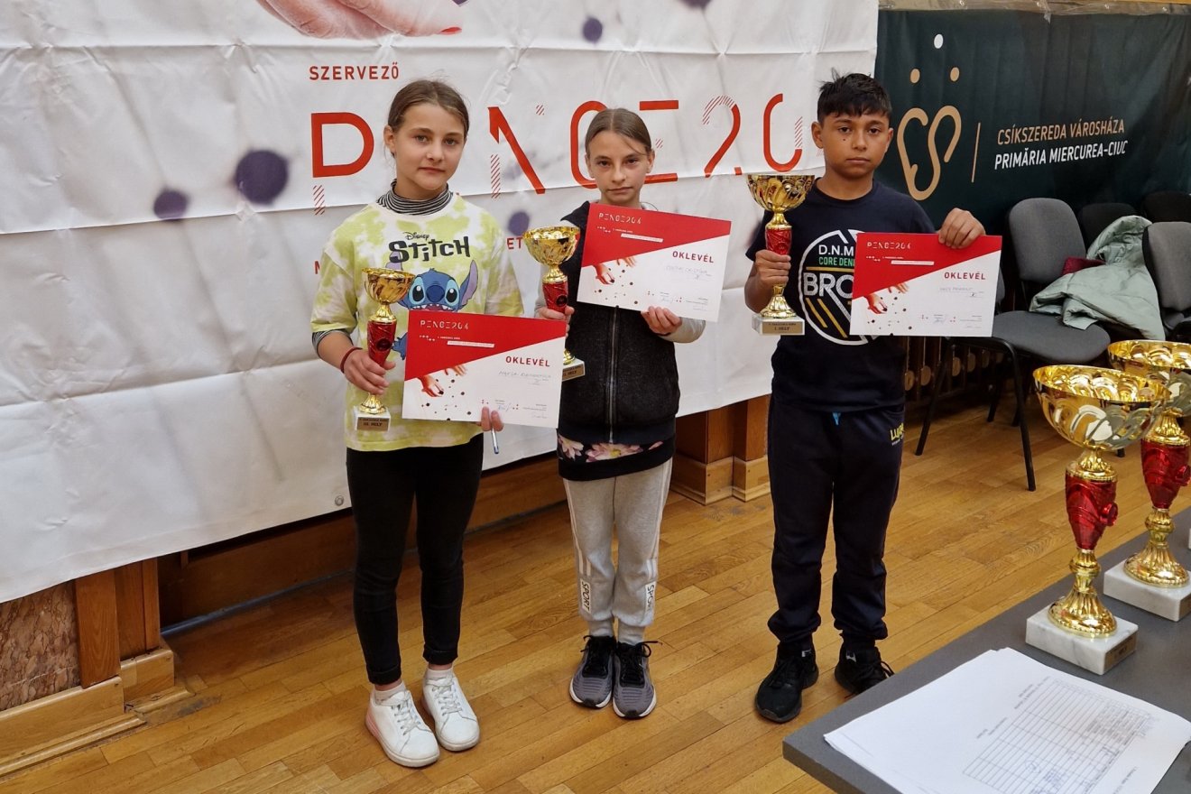 Az U12-es korosztály díjazottai •  Fotó: Biró Sándor
