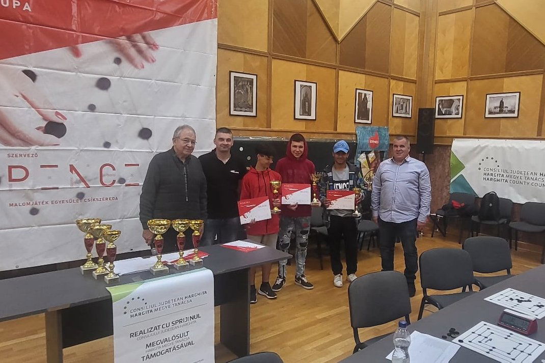 Az U16-es korosztály díjazottai •  Fotó: Biró Sándor