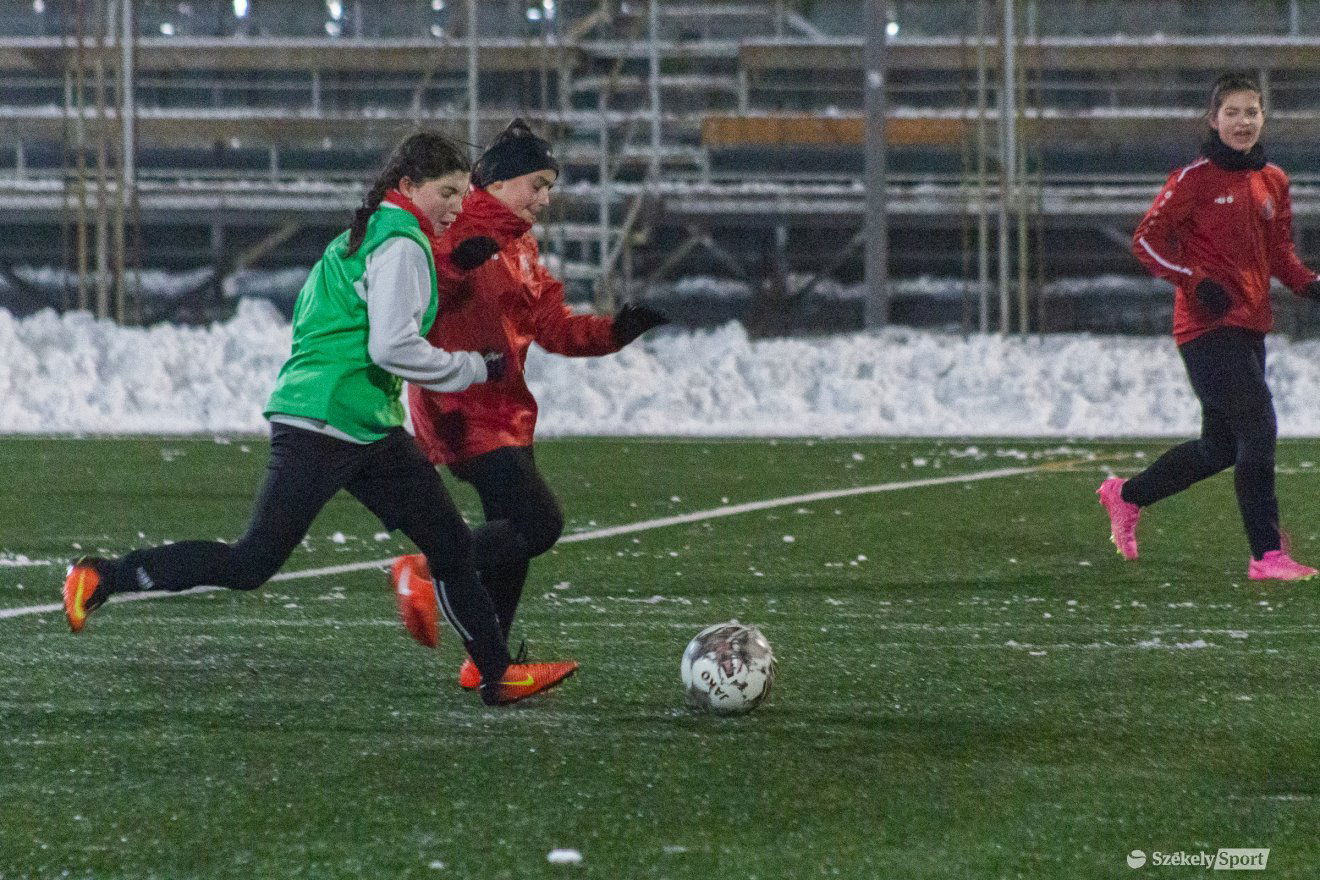 Edésen az FK Csíkszereda U15-ös korosztályú lánycsapata •  Fotó: Borbély Fanni