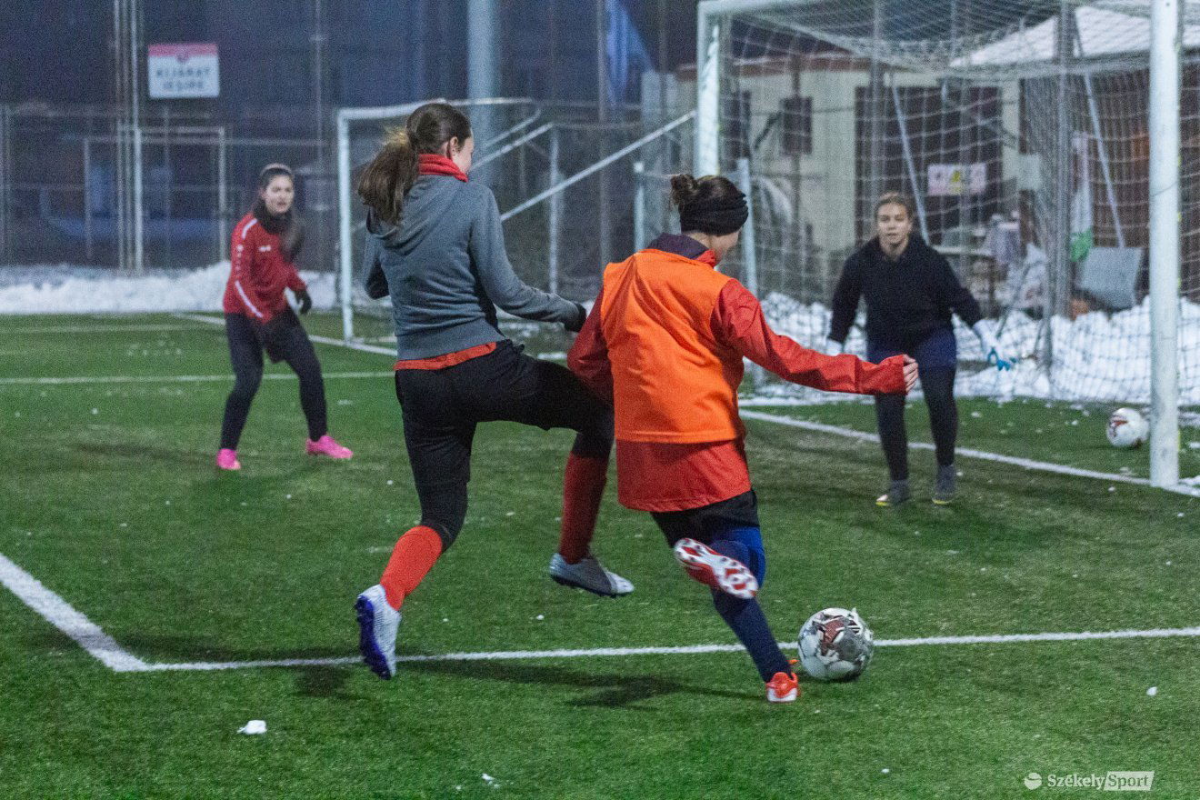 Edésen az FK Csíkszereda U15-ös korosztályú lánycsapata •  Fotó: Borbély Fanni