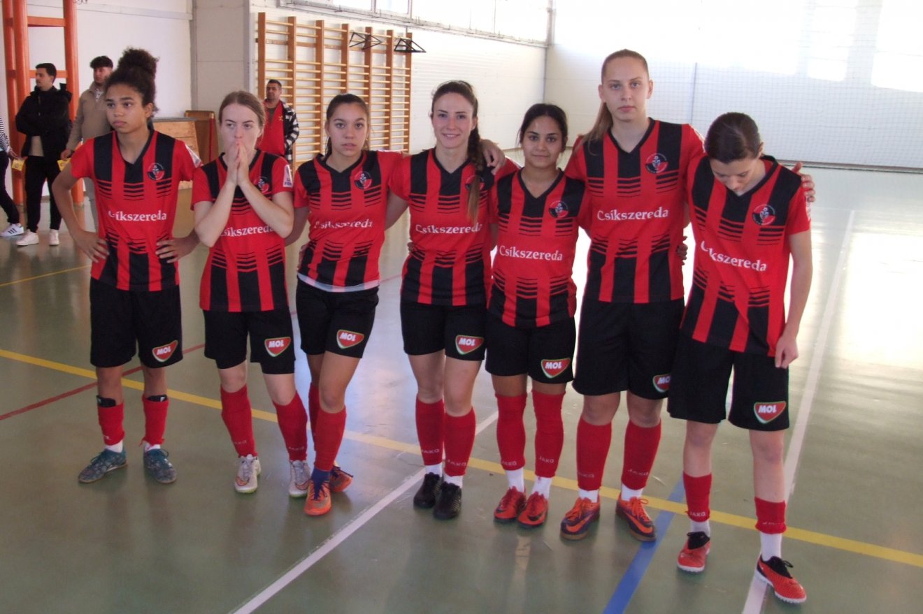 Csíki lányok a marosludasi sportcsarnokban •  Fotó: Bágyi Levi