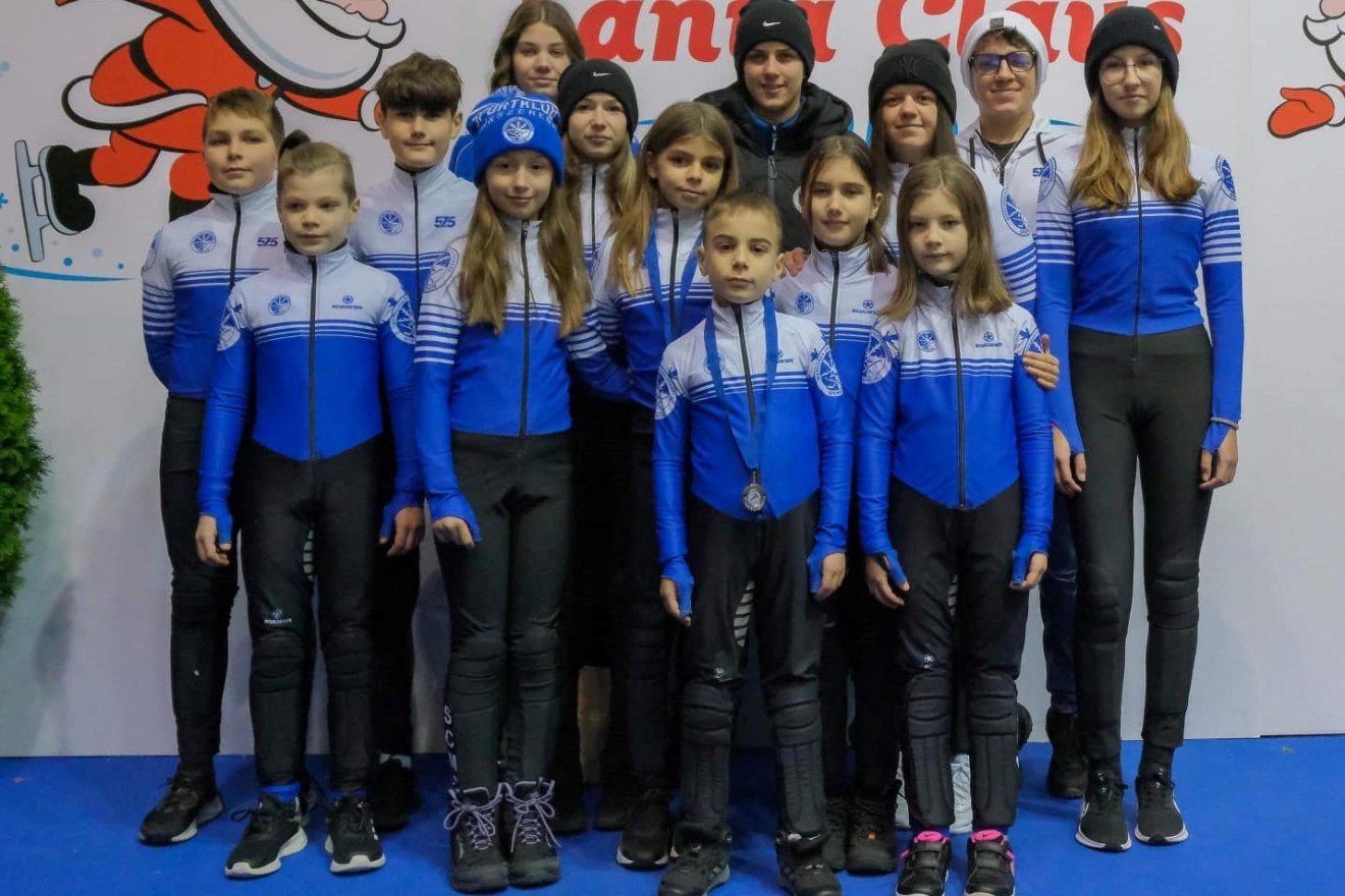 A Cs1íkszeredai Sportklub shortm track csapata. Hátul, középen Szőcs Renáta edző •  Fotó: Csíkszeredai Sportklub