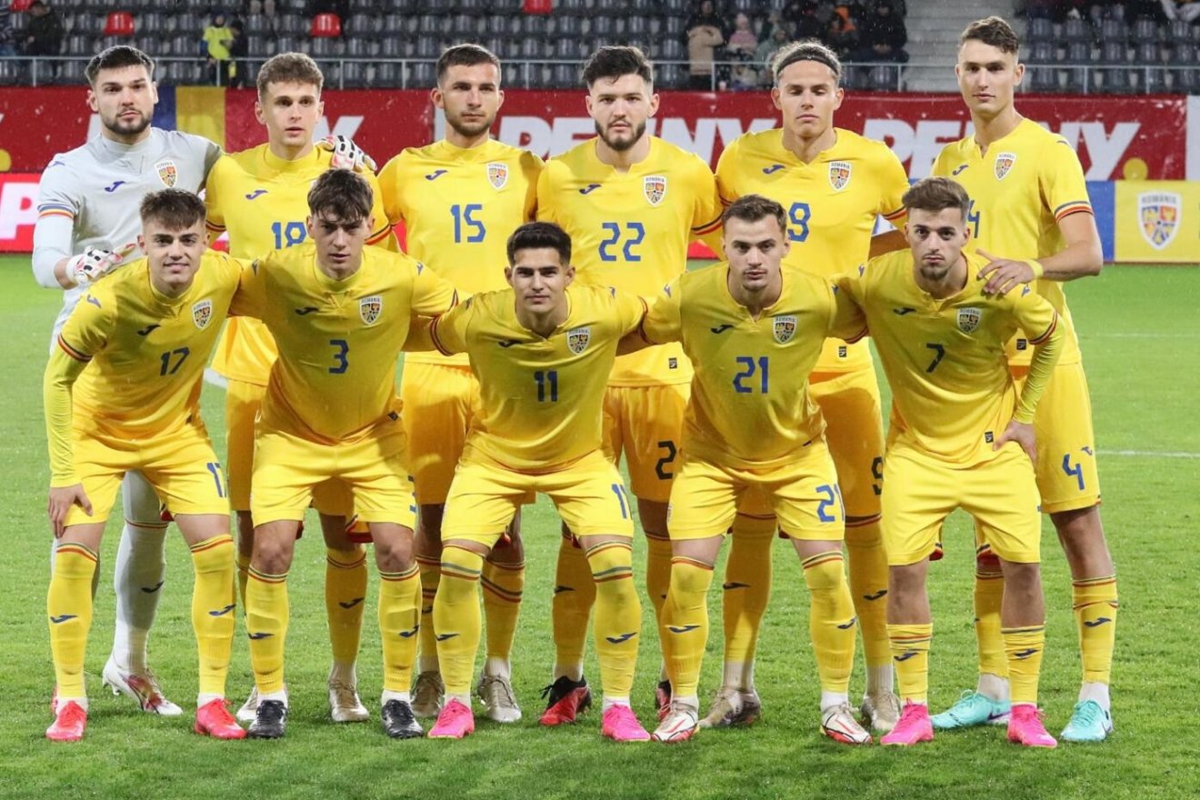 Denis Rența az U20-as válogatottban (az első sorban balról az első, 17-essel) •  Fotó: Román Sí- és Biatlon-szövetség (FRSB)