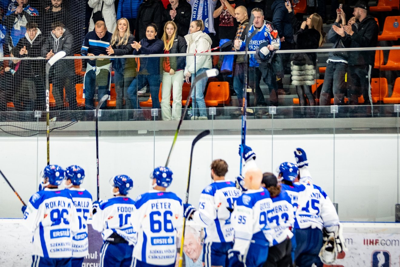 A Csíkszeredai Sportklub játékosai a mérkőzés végén megköszönték a szurkolást •  Fotó: Cătălina Zorojanu/ Maximilian Milata
