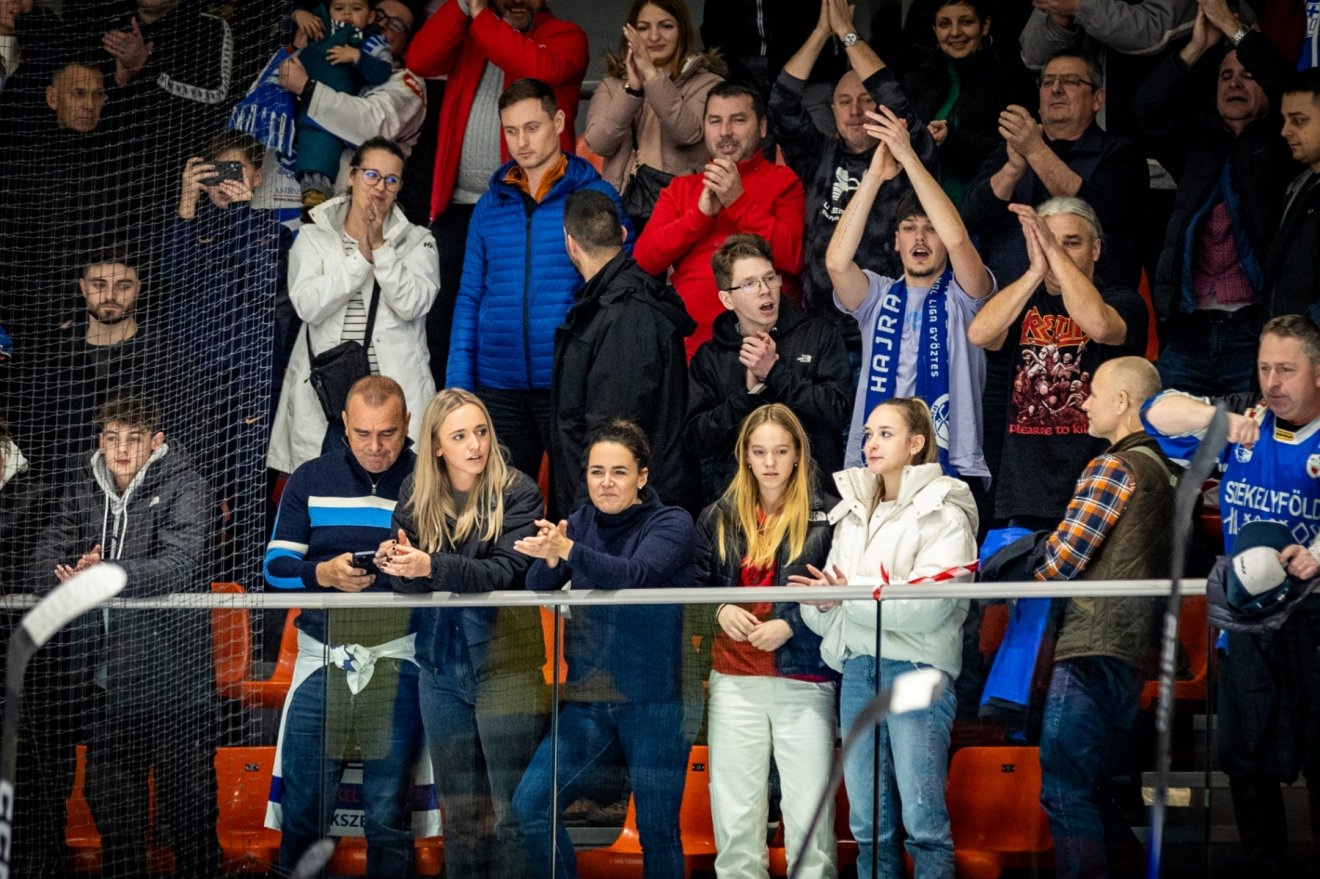 Novák Katalin (elől, középen) a brassói jégcsarnokban •  Fotó: Cătălina Zorojanu/ Maximilian Milata