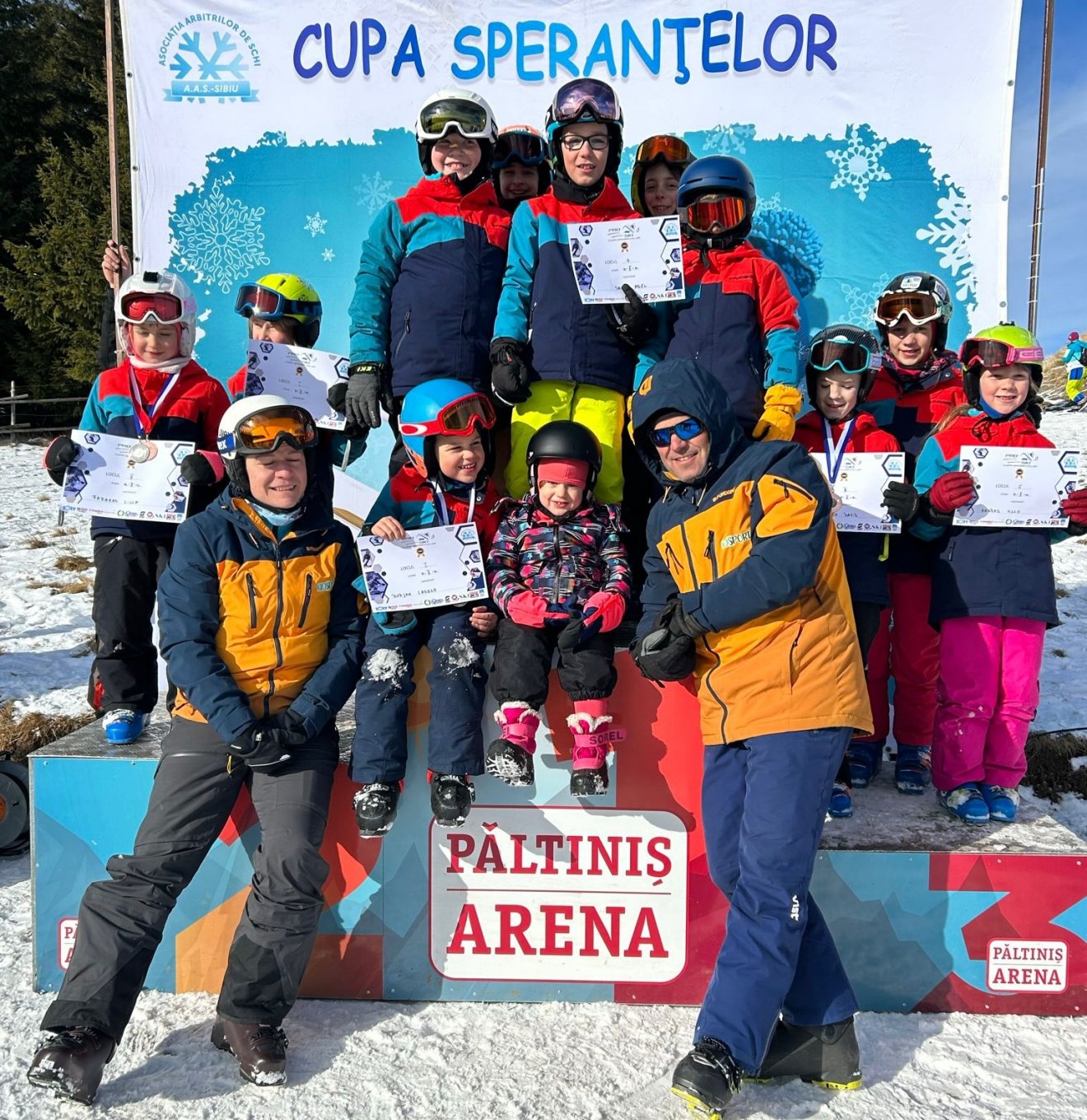A KidsSport csapata Szebenjuharoson. Elől Miklós Edit és Bónis Attila edzők •  Fotó: Miklós Edit