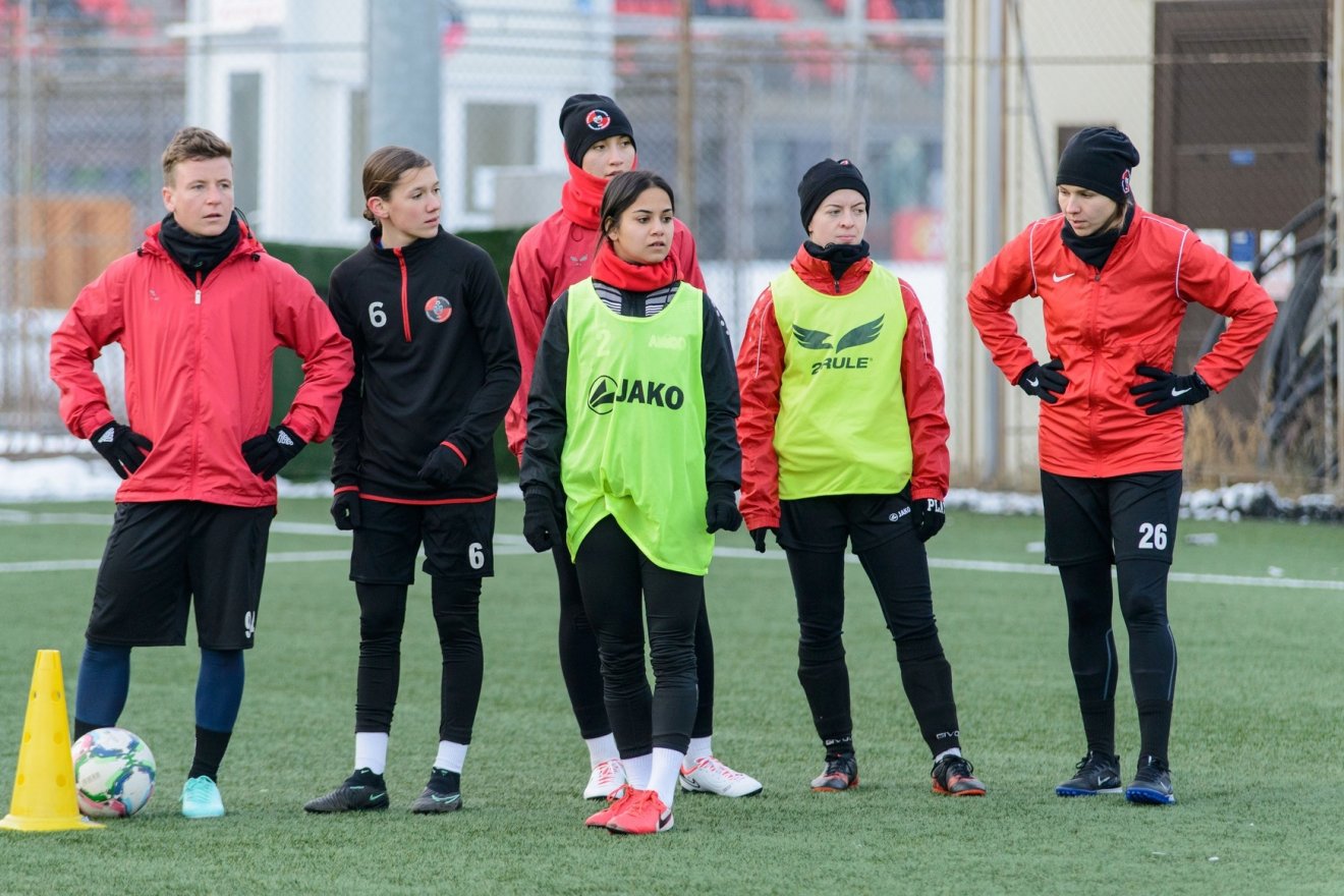 Herczeg Andrea (balról az első) az FK Csíkszereda edzésén •  Fotó: FK Csíkszereda